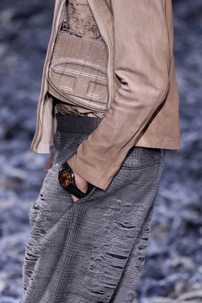 Look 16